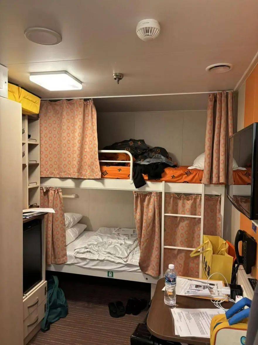 月薪3万看见富人世界的边缘米乐m6豪华游轮服务员：(图3)