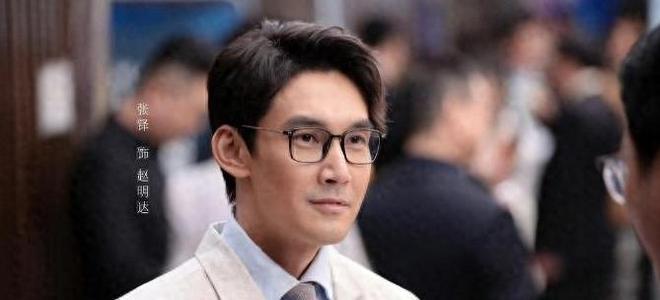 港的妻子比他大8岁他很宠妻他又高又帅声音很好听来自香
